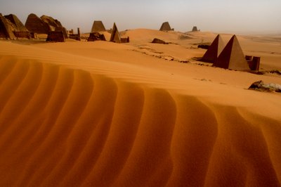 Piramidy Meroe, Piramidy Begarawiya, Sudan, Nubia, Czarni Faraonowie, Trzecie Pośrednie..., 2007 (zdjęcie) autorstwa Kenneth Garrett