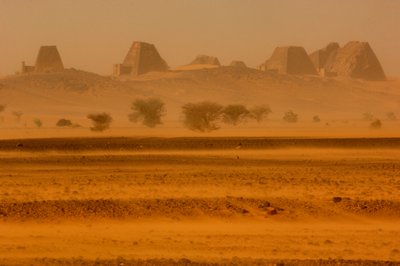 Piramidy Meroe, Piramidy Begarawiya, Sudan; Nubia; Czarni faraonowie; Trzeci okres pośredni..., 2007 (zdjęcie) autorstwa Kenneth Garrett