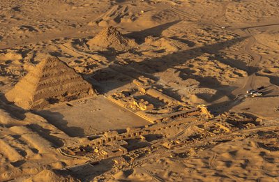 Stare Państwo; Piramida schodkowa Dżesera; Z lotu ptaka; Sakkara; Egipt autorstwa Kenneth Garrett