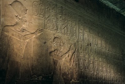 Najstarsza znana Lista Królewska, świątynia Setiego I w Abydos, Seti I stoi za Ramą..., 2005 (zdjęcie) autorstwa Kenneth Garrett