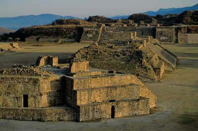 Olmekowie; Monte Alban; Oaxaca; Meksyk, Danzante; Zapotekowie autorstwa Kenneth Garrett