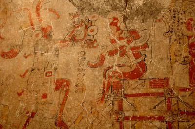 Kapłan koronujący króla na tronie akcesyjnym, mural z okresu wczesnej preklasyki, Maya; Maya..., 2002 (zdjęcie) autorstwa Kenneth Garrett