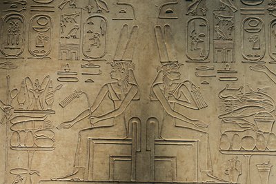 Relief z Abydos, bogini Mut, artefakt; Egipt, 2005 r. (zdjęcie) autorstwa Kenneth Garrett