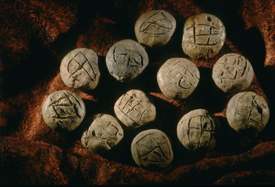 Okrągła kula; artefakt, cywilizacja Oxus; Turkmenistan; stanowisko Gonor Depe; Victor Sari..., 2004 (zdjęcie) autorstwa Kenneth Garrett