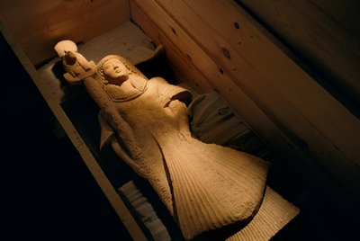Posąg z piaskowca przedstawiający Nebre jako nosiciela sztandaru lwogłowej bogini wojny Sekhme..., 2002 (zdjęcie) autorstwa Kenneth Garrett