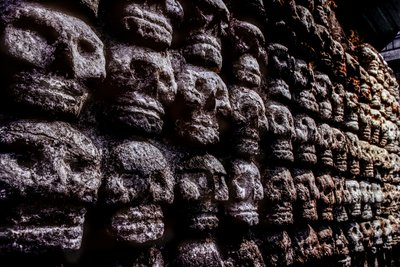 Stojak na czaszki lub Tzompantli, Aztekowie, Meksyk, Templo Mayor, 2010 (zdjęcie) autorstwa Kenneth Garrett