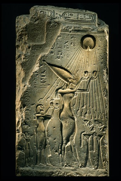 Stela przedstawiająca Echnatona, Nefertiti i córkę z rękami wzniesionymi do boga Atena, Amarna..., 2009 (zdjęcie ilustracyjne) autorstwa Kenneth Garrett