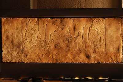 Ława tronowa Świątyni 19, Palenque, Meksyk, rzeźba Akhal Mo Nab, 2005 (zdjęcie) autorstwa Kenneth Garrett