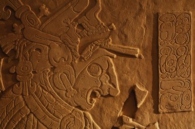 Świątynia 21, ława tronowa, rzeźba króla Akhala Mo Nab, Palenque, Meksyk, 2005 r. (fot.) autorstwa Kenneth Garrett