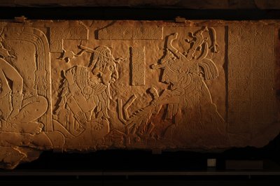 Świątynia 21, ława tronowa, rzeźba króla Akhala Mo Nab, Palenque, Meksyk, 2005 r. (fot.) autorstwa Kenneth Garrett