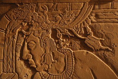 Świątynia 21, ława tronowa, rzeźba króla Akhala Mo Nab, Palenque, Meksyk, 2005 r. (fot.) autorstwa Kenneth Garrett