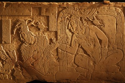 Świątynia 21, ława tronowa, rzeźba króla Akhala Mo Nab, Palenque, Meksyk, 2005 r. (fot.) autorstwa Kenneth Garrett