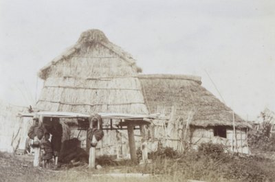 Magazyn Ajnów z dziećmi Ajnów, ok. 1890 (odbitka żelatynowo-srebrowa) autorstwa Kenzô Tamoto