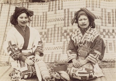 Kobiety Ainu, ok. 1890 (srebrna odbitka żelatynowa) autorstwa Kenzô Tamoto