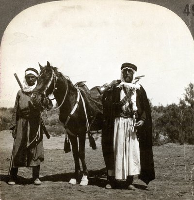 Szejk i jego ochroniarz, Syria, 1900. autorstwa Keystone View Company