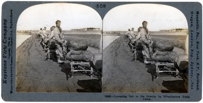 Transport soli do wnętrza taczką, Chiny, 1906 autorstwa Keystone View Company
