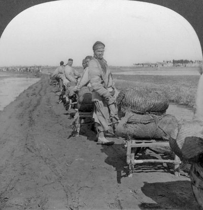 Transport soli do wnętrza taczką, Chiny, 1907 autorstwa Keystone View Company