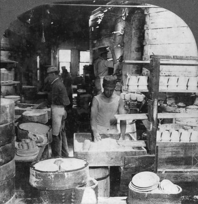 Wypalanie zastawy stołowej w Noted Pottery Centre, Trenton, New Jersey, USA, początek XX wieku autorstwa Keystone View Company