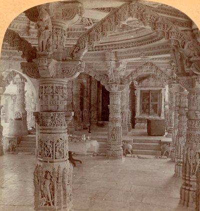 Wnętrze świątyni Dilwara, Mount Abu, Indie, 1901. autorstwa Keystone View Company