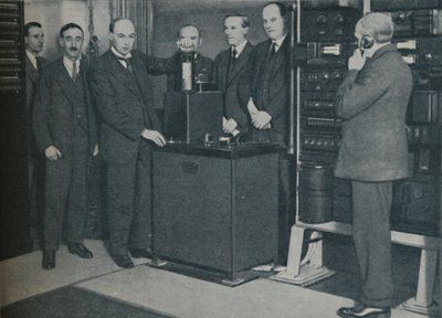 Nowa magia: wysyłanie zdjęć przez sieć bezprzewodową i nieunikniony telefon, c1935 autorstwa Keystone View Company