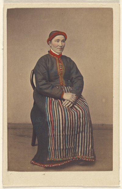 Dziewczyna z Osterfjorden. [kobieta w stroju norweskim, siedząca]. autorstwa Knud Knudsen