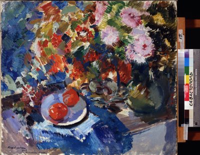 Astry i pomidory (astry i pomidory). Martwa natura, z dużym bukietem kwiatów i talerzem z dwoma pomidorami, postawionym na stole. Obraz Konstantina Aleksiejewicza Korovina (Constantin Korovin) (1861-1939), olej na płótnie autorstwa Konstantin Alekseevich Korovin