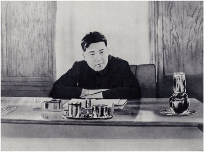 Towarzysz Kim Il-sung w swoim biurze w Radzie Ludowej Korei Północnej (lito) autorstwa Korean Photographer