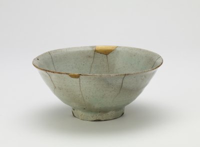 Misa, pocz. XVII w. (porcelana z przeźroczystą, jasnoniebieską emalią, naprawy złotym lakierem) autorstwa Korean School
