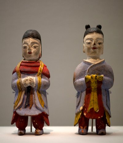 Figurki w stroju szamana. Polichromowane drewniane statuetki, art coreen autorstwa Korean School