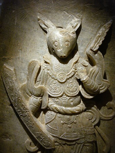 Ozdoba nagrobna, zodiakalny królik na agalmatolicie, VIII w. w okresie Królestwa Północnego i Południowego, Korea. Fotografia, Muzeum Narodowe w Seulu, Republika Korei autorstwa Korean School