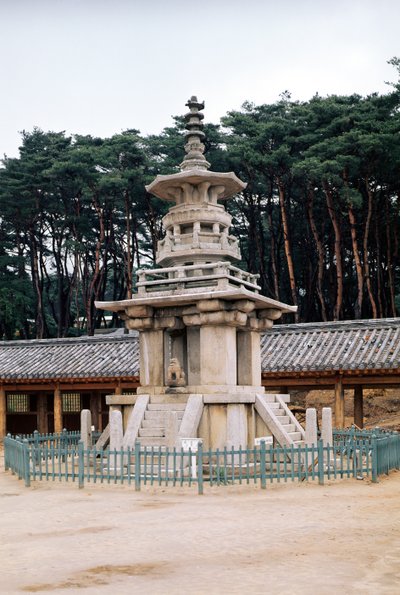Tabo-tap (Pagoda Prabhutaratna), część kompleksu świątyni Pulkuk-sa, po raz pierwszy zbudowana w 528, rozbudowana w 751 i odbudowana po pożarze w latach 1612-59 autorstwa Korean School