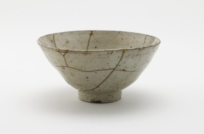 Miseczka do herbaty (koraijawan), II poł. XVI w. (porcelana z przeźroczystą, jasnoniebieską emalią, naprawy złotym lakierem) autorstwa Korean School