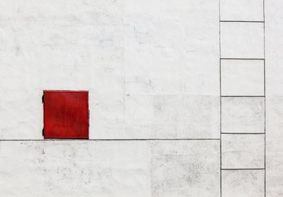Czerwony plac, biała ściana autorstwa Ksenia Voeykova