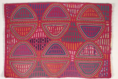 Panel koszuli (mola), ok. 1950 r. (bawełna z aplikacjami) autorstwa Kuna Indian Culture