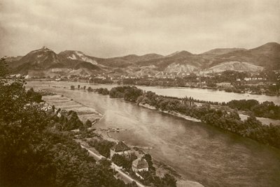 Siebengebirge na Renie; Siebengebirge nad Renem (zdjęcie czarno-białe) autorstwa Kurt Hielscher