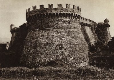 Włochy: Castello Sarzanello (zdjęcie czarno-białe) autorstwa Kurt Hielscher
