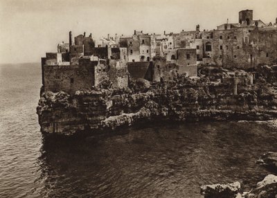 Włochy: Polignano a Mare, Puglie (b / w zdjęcie) autorstwa Kurt Hielscher