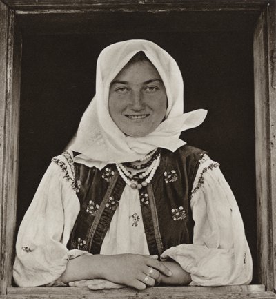 Rumunia: Oncesti, Przy oknie (zdjęcie czarno-białe) autorstwa Kurt Hielscher