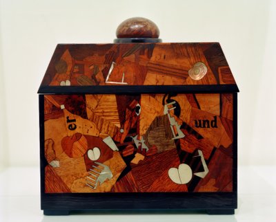 Sos inkrustowany autorstwa Kurt Schwitters