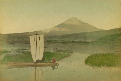 Japonia: Mount Fuji-Yama (Fuji Yama) z żaglówką na pierwszym planie nad jeziorem Hokome autorstwa Kusakabe Kimbei