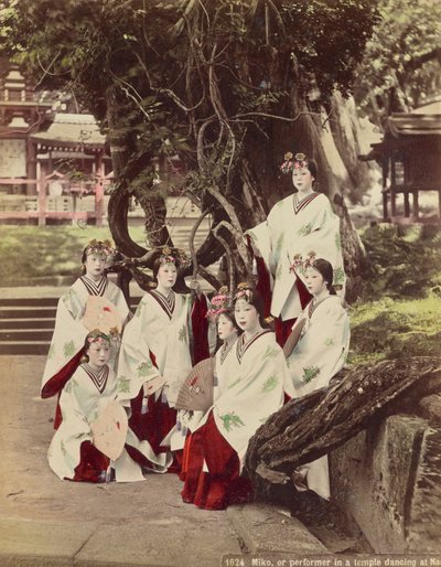 Miko, czyli występ w świątyni Tańcząc w Nara, ok. 1890 r. autorstwa Kusakabe Kimbei
