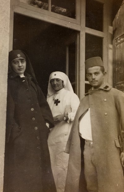 Album z I wojny światowej we Friuli-Wenecji Julijskiej: Portret dwóch pielęgniarek Czerwonego Krzyża z kadetem austriackim więźniem w Villa Brazzà, gdzie znajduje się 17 Szpitala Wojennego w Soleschiano Manzano (zdjęcie czarno-białe) autorstwa L. Verdiani