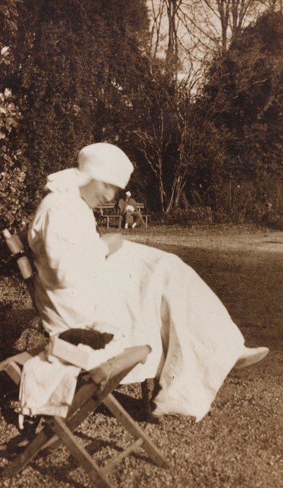 Album z I wojny światowej we Friuli-Wenecji Julijskiej: portret pielęgniarki Czerwonego Krzyża w parku Villa Brazzà, gdzie znajduje się 17 Szpitala Wojennego w Soleschiano Manzano (zdjęcie czarno-białe) autorstwa L. Verdiani