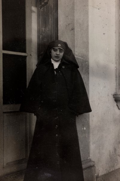 Album z I wojny światowej we Friuli-Wenecji Julijskiej: portret pielęgniarki Czerwonego Krzyża Eleny Bianconcini w Villa Brazzà, gdzie znajduje się 17 Szpitala Wojennego w Soleschiano Manzano (zdjęcie czarno-białe) autorstwa L. Verdiani