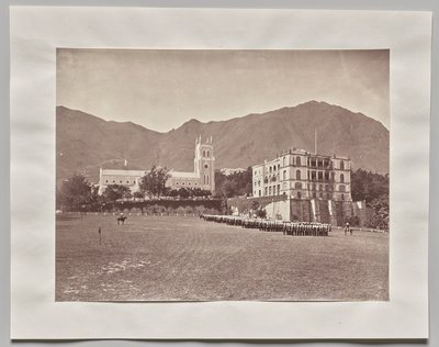Bez tytułu (Hongkong, katedra św. Jana, z placu apelowego, pułk H.M. na paradzie) autorstwa Lai Fong (Afong Studio)