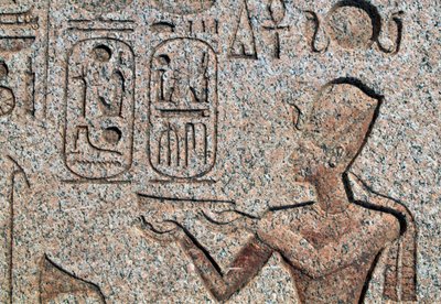 Obelisk z płaskorzeźbami i inskrypcjami Ramzesa II, Wielka Świątynia Amona, Tanis, Egipt, cywilizacja egipska, Nowe Państwo, XIX dynastia autorstwa Amadeo (after) Modigliani