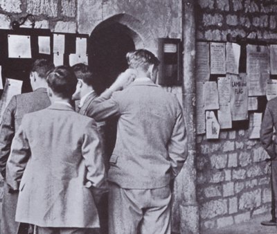 Po Hall, patrząc na tablicę ogłoszeń uczelni autorstwa Laszlo Moholy-Nagy