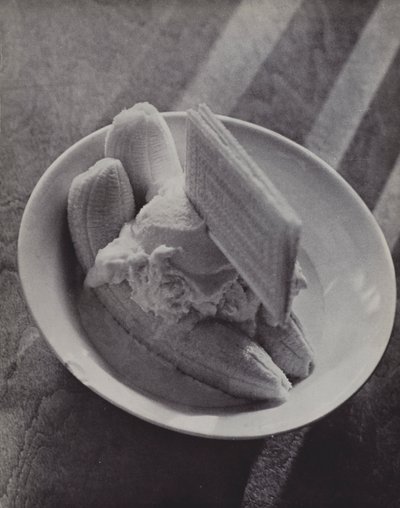 Bananowy bałagan, Kawior z Eton (zdjęcie czarno-białe) autorstwa Laszlo Moholy Nagy