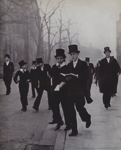 Między kaplicą a szkołą, Eton (zdjęcie czarno-białe) autorstwa Laszlo Moholy Nagy