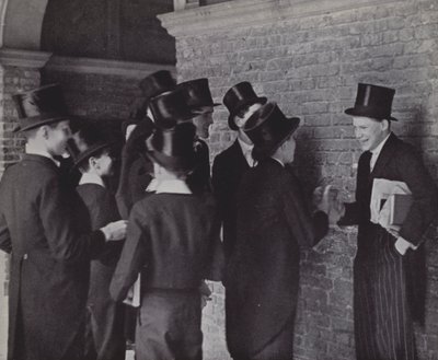 Chłopcy z Eton, plotki (zdjęcie czarno-białe) autorstwa Laszlo Moholy-Nagy
